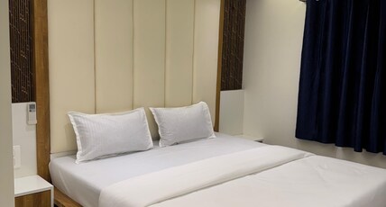 Yatri Stay Inn Luxury Rooms in Mumbai Cst Room Type - DELUXE DOUBLE ROOM