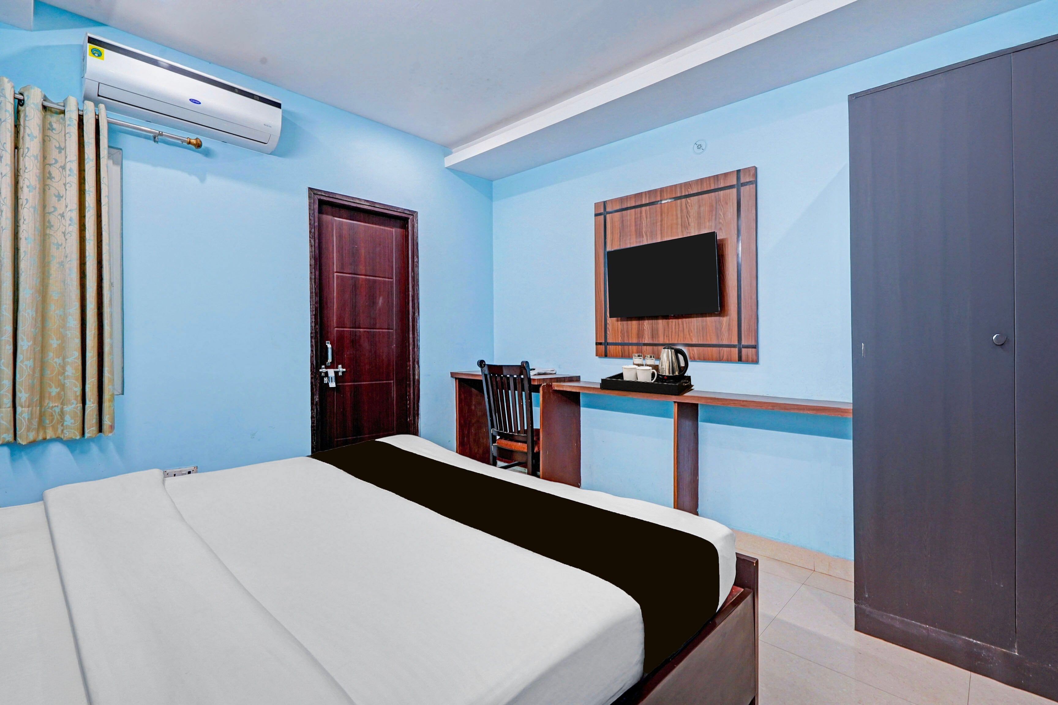 OYO Townhouse SSM Hospital Formerly The Arcas Hotel - Tap to explore photos