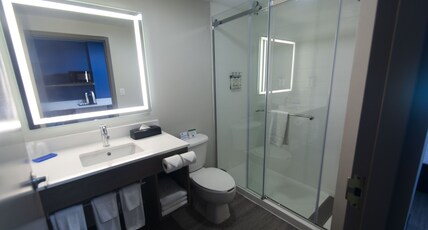 Holiday Inn Express Hotel & Suites Cocoa Room Type - 1 King Standard Extra Floor Space Holiday Inn Express Hotel & Suites Cocoa Room Type - 1 King Standard Extra Floor Space