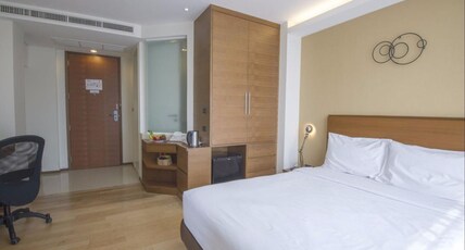 Marvin Suites Hotel Room Type - Deluxe Studio, 1 Queen Bed