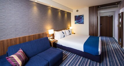 Holiday Inn Express Lisbon - Alfragide Room Type - 1 Double Standard Single Sofa Bed with Free Breakfast Holiday Inn Express Lisbon - Alfragide Room Type - 1 Double Standard Single Sofa Bed with Free Breakfast