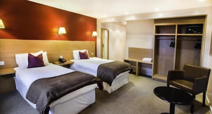 OYO Luton Hotel Room Type - Standard Twin Room