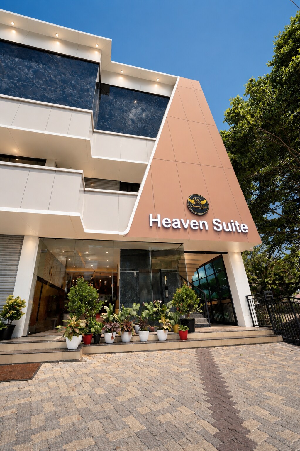 Heaven Suite - Tap to explore photos