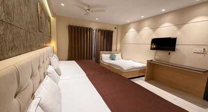 Hotel Mangal Shree Room Type - Luxury Eight Bed