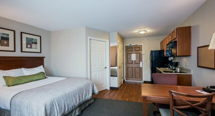 Candlewood Suites INDIANAPOLIS NORTHWEST Room Type - 1 Queen Studio Suite Comm Access Tub