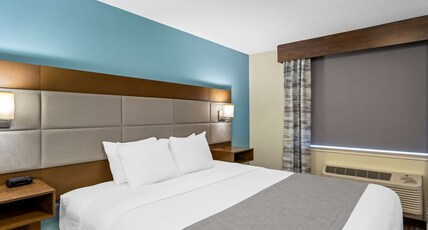 Best Western Paradise Hotel Room Type - 1 King Bed, Non-Smoking, Microwave And Refrigerator, Wi-Fi, Full Breakfast Best Western Paradise Hotel Room Type - 1 King Bed, Non-Smoking, Microwave And Refrigerator, Wi-Fi, Full Breakfast