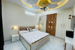 Home away from Home near max Fortis shalimar bagh