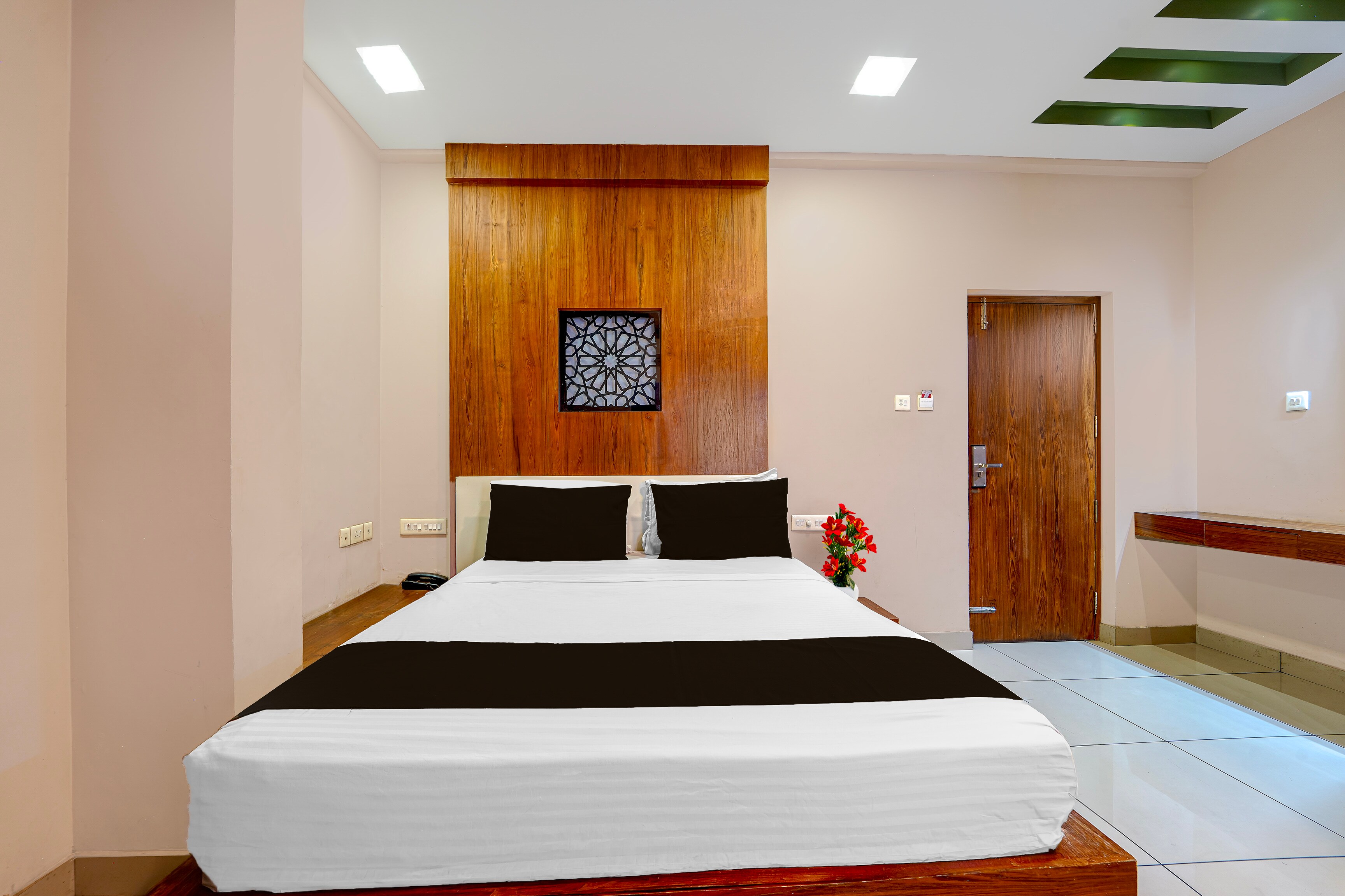 Townhouse Oak Kozhikode Bus Stand Formerly Nextel Inn - Tap to explore photos