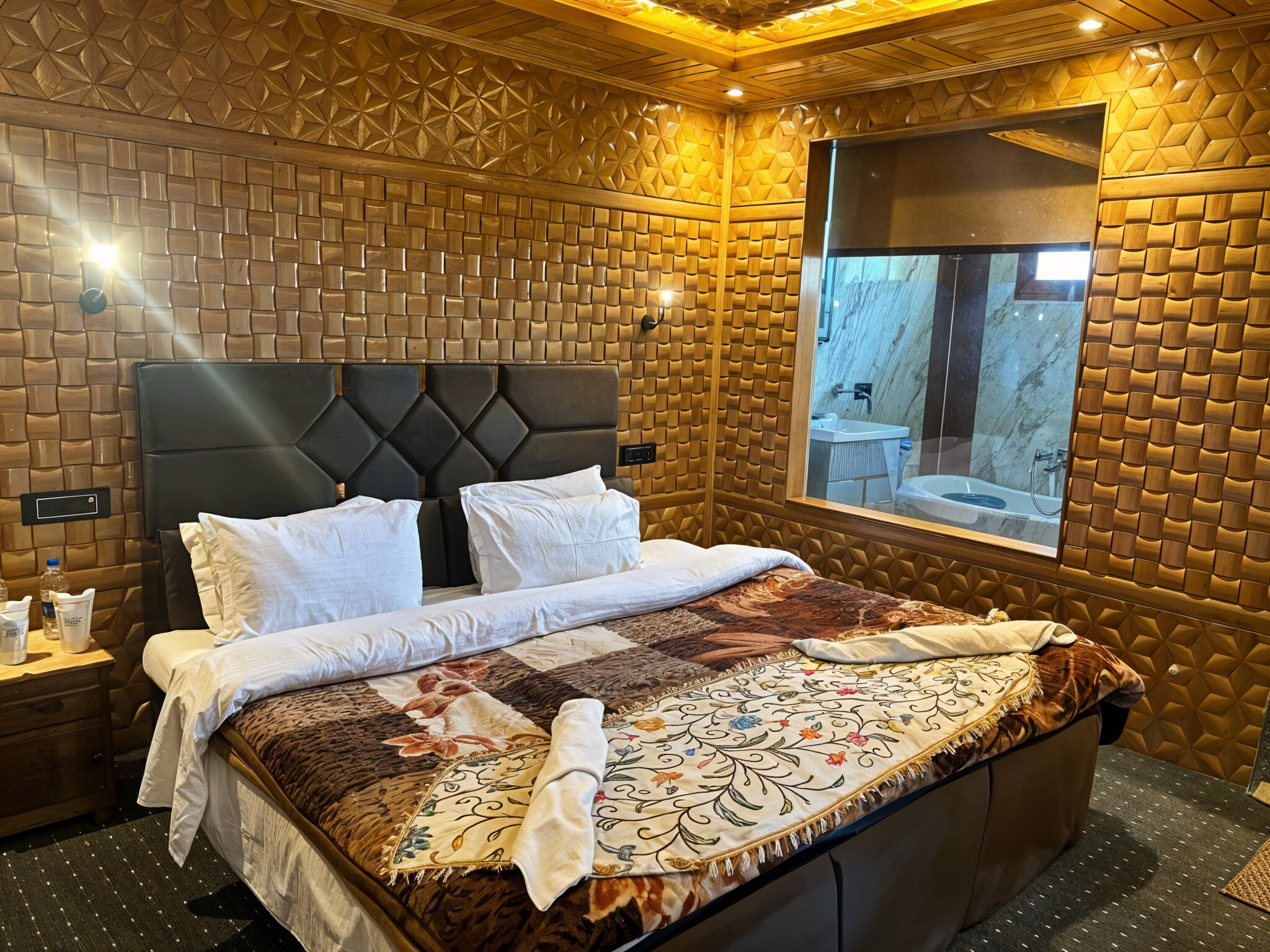 Meraas the Lake View Homestay| 2BR | FF | in Srinagar by Homeyhuts - Tap to explore photos