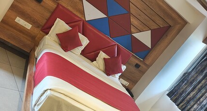 HOTEL HOLIDAY Room Type - DELUXE ROOM HOTEL HOLIDAY Room Type - DELUXE ROOM