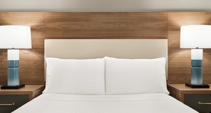 Candlewood Suites Boise-Meridian, an IHG Hotel Room Type - 1 Queen 1 Bedroom Suite Communications Mobility Access Roll Shwr