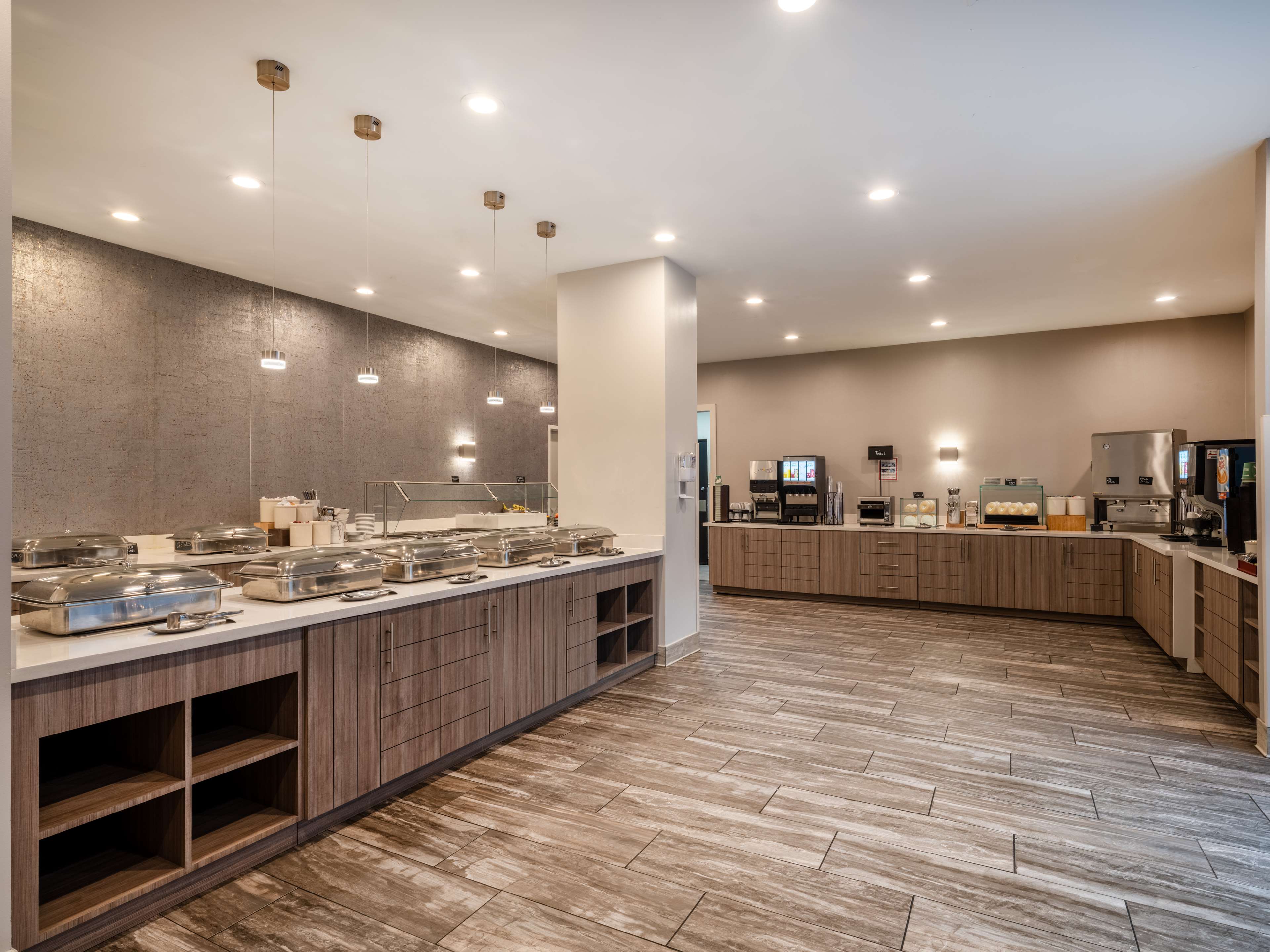 Embassy Suites by Hilton Baltimore Hunt Valley - Tap to explore photos