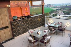 The Aero Lounge - 2 kms from Airport