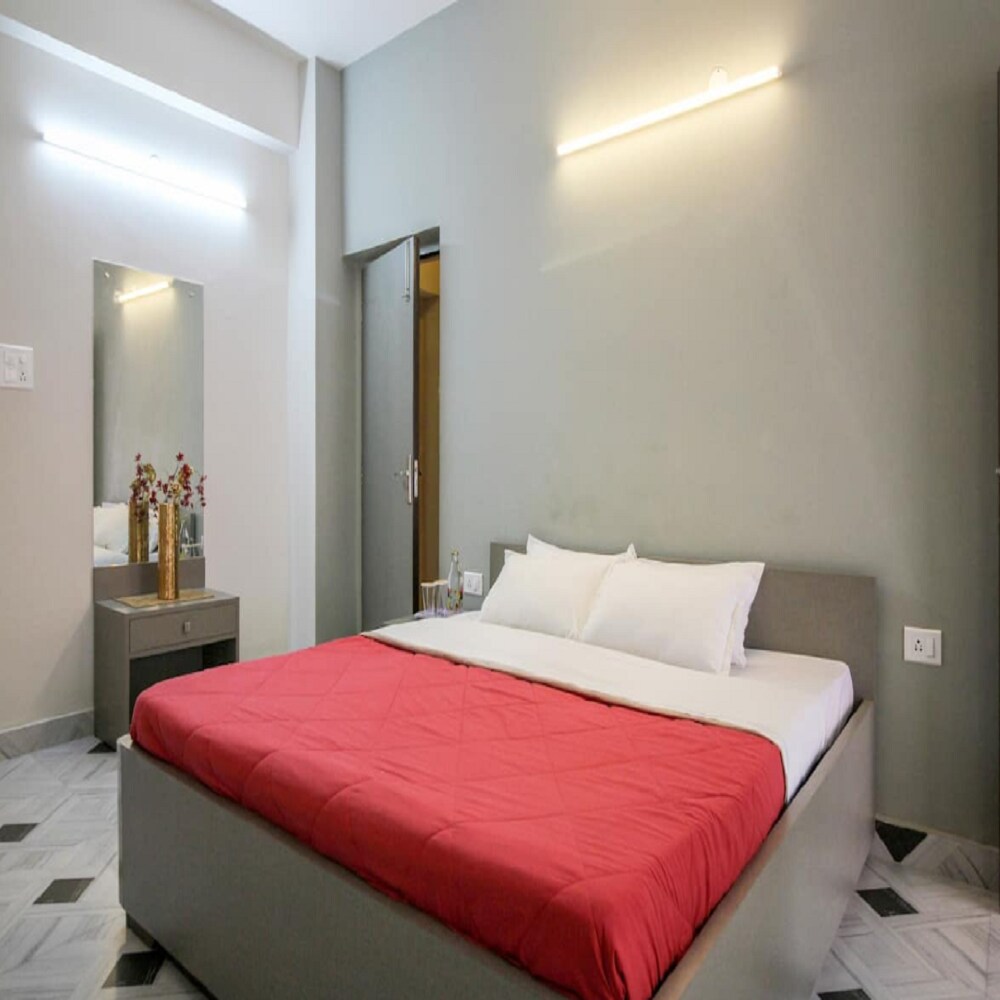 Bright and Airy Ensuite Room Ballygunge - Tap to explore photos