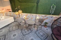 Romantic Suite / Jacuzzi / private Terrace garden