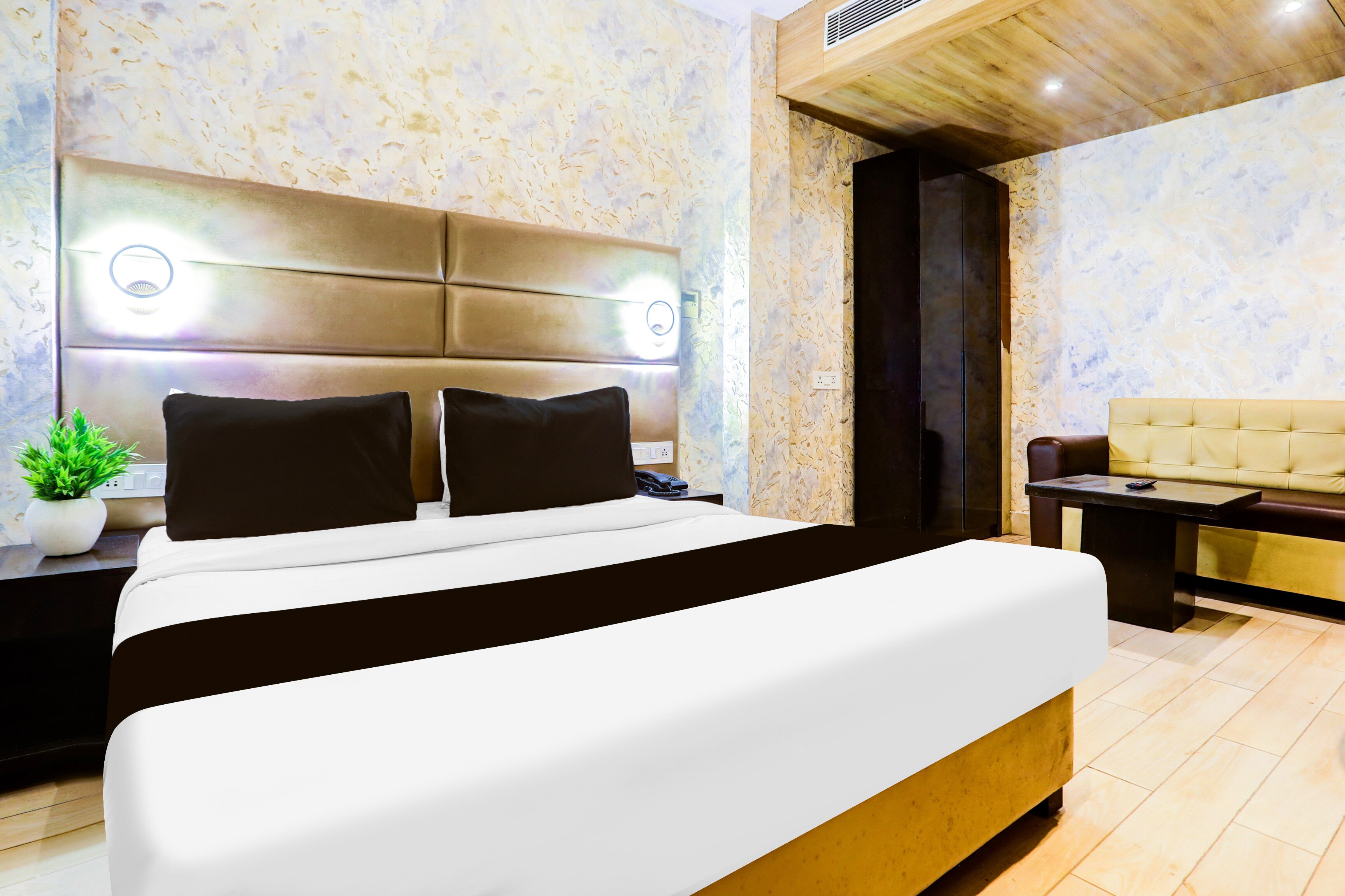 Super OYO Hotel O Vivekanand Marg - Tap to explore photos