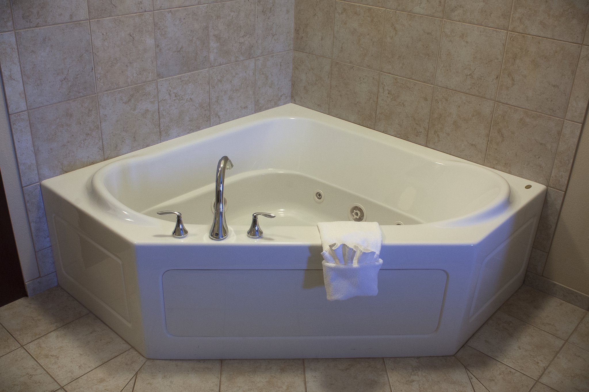 Holiday Inn Express & Suites Youngstown West I 80 - Tap to explore photos