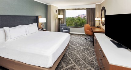 DoubleTree by Hilton Tulsa - Warren Place Room Type - 1 KING HIGH FLOOR-REFRIG