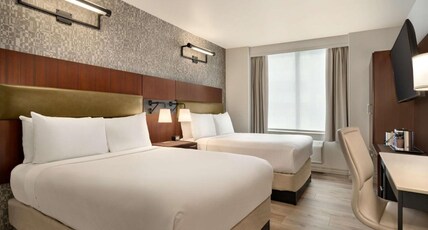 DoubleTree by Hilton New York Downtown Room Type - King Jr. Suite with Sofa Bed DoubleTree by Hilton New York Downtown Room Type - King Jr. Suite with Sofa Bed