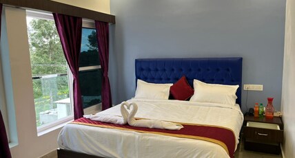 Yercaud Rathna Residency Room Type - Luxury Queen Bed with Hill View