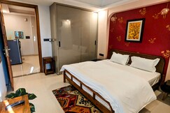 Red - Cozy home with free parking and wi-fi