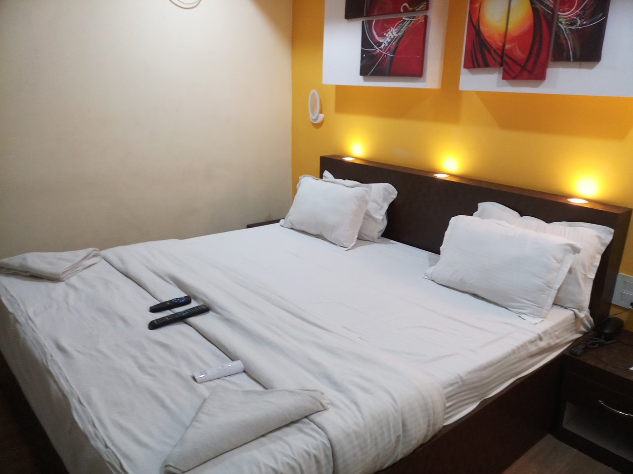 Hotel Dolphin - Tap to explore photos