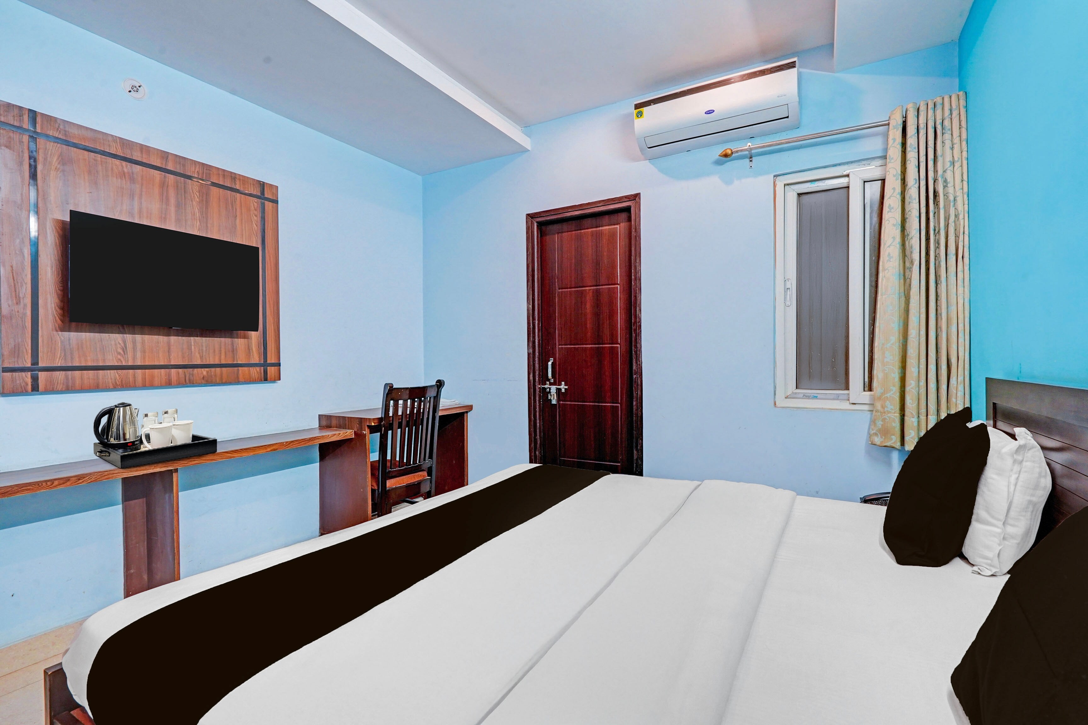 OYO Townhouse SSM Hospital Formerly The Arcas Hotel - Tap to explore photos