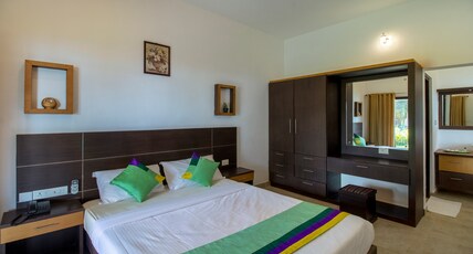 Treebo Majestic Retreat Room Type - Deluxe Room