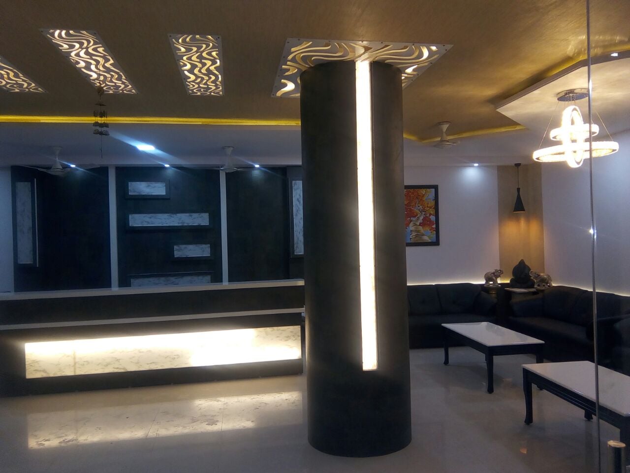 Hotel Chandela Inn - Tap to explore photos