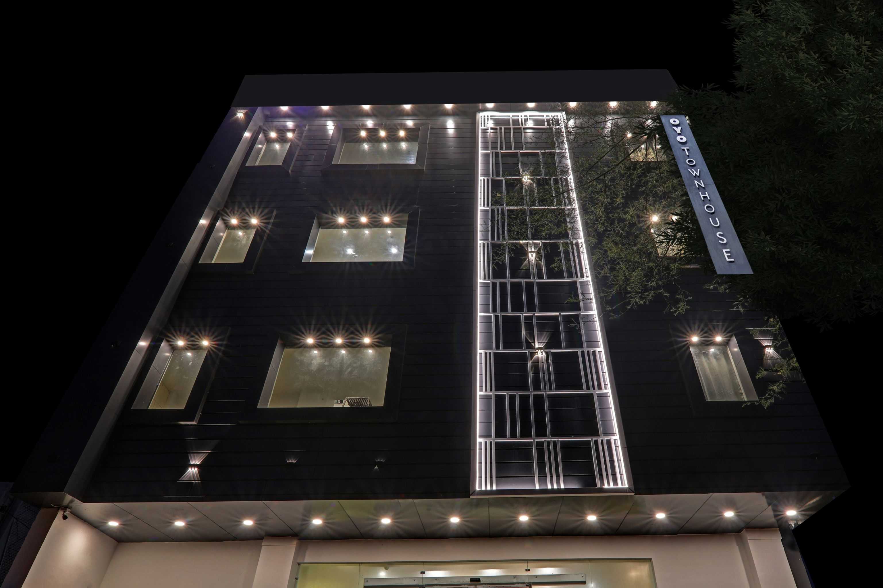 Super Townhouse Hotel Impact - Tap to explore photos