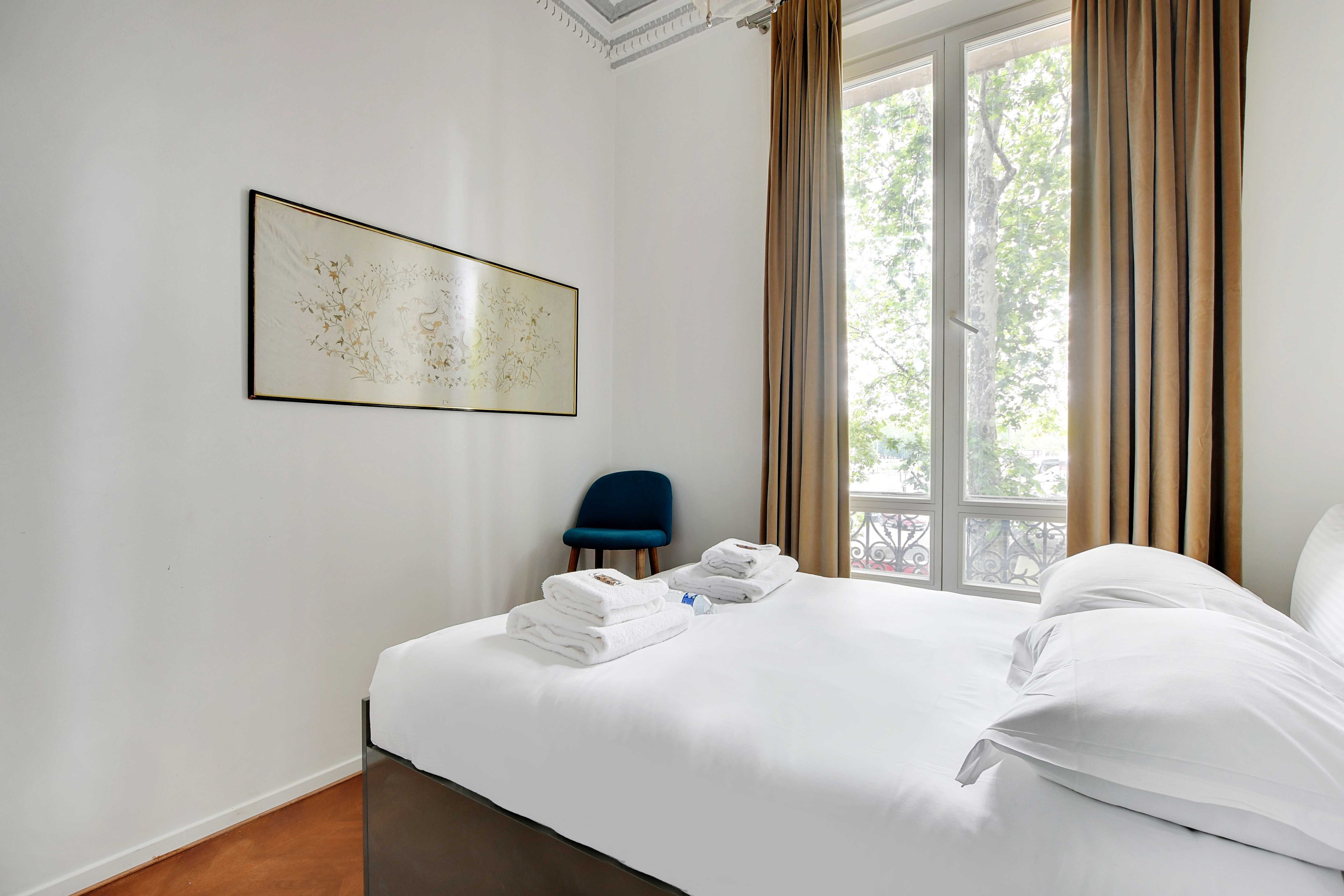 Magnificent Appt 2BD 4P Georges V Champs Elysees - Tap to explore photos
