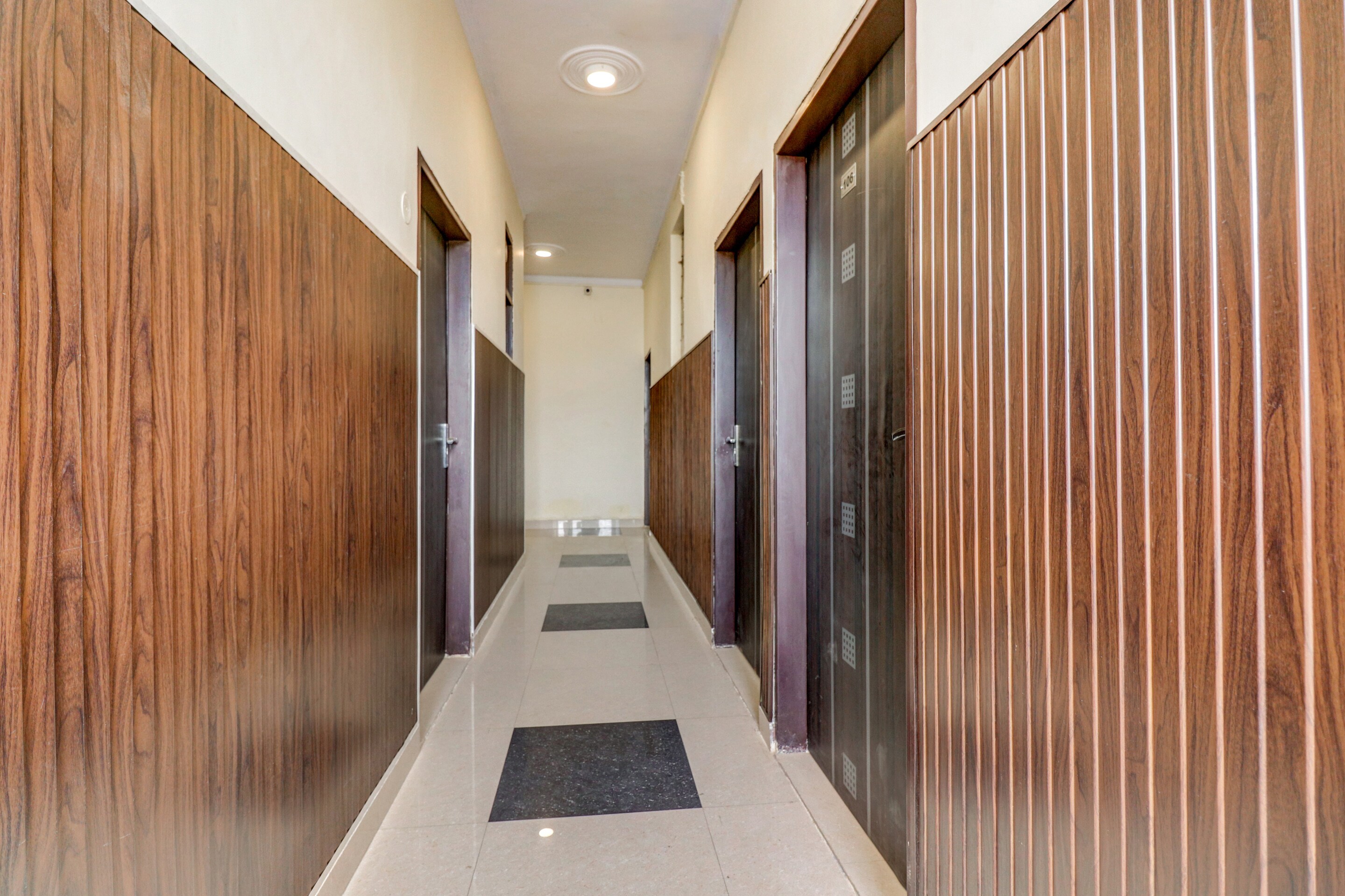 Hotel O Sapphire Near Omaxe Gurgaon Mall - Tap to explore photos
