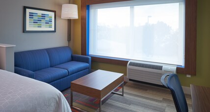 Holiday Inn Express & Suites Doral - Miami Room Type - 2 Queen Beds Suite Sofa Bed