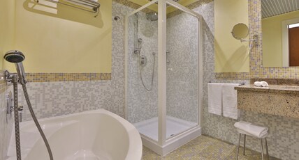 Crowne Plaza Venice East Room Type - 1 King Bed Premium