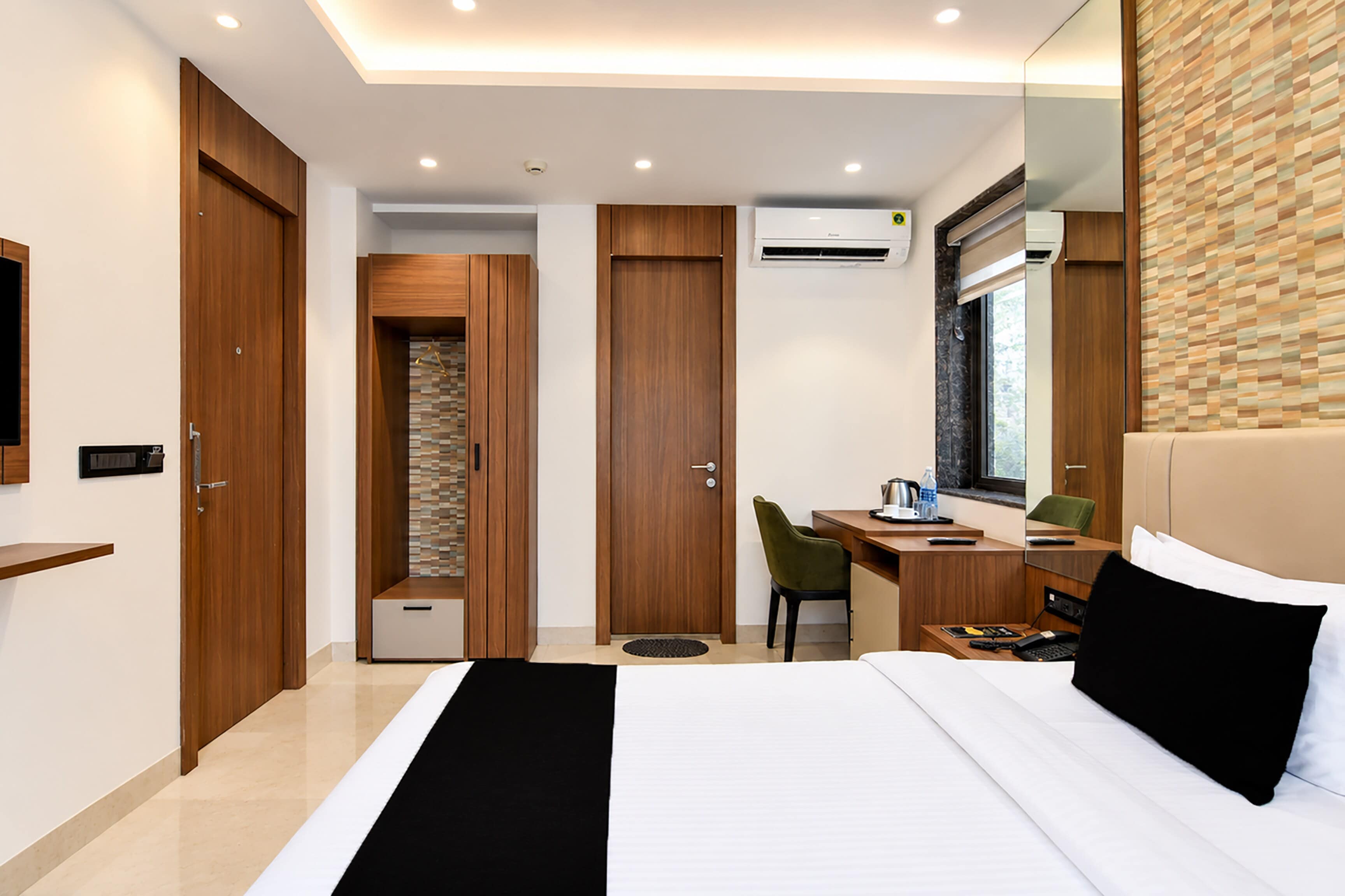 Super Townhouse Oak DLF Newtown Bus Terminal - Tap to explore photos
