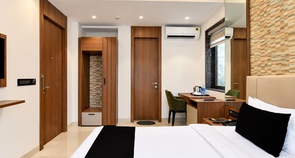 Super Townhouse Oak DLF Newtown Bus Terminal Room Type - Classic with View