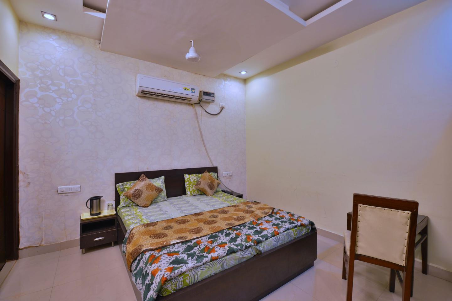 Hotel Iris - Tap to explore photos