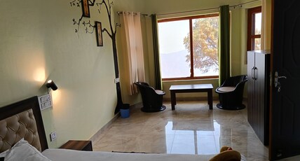 Joshi Holiday Home Stay Room Type - Deluxe King Room