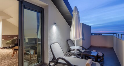 Holiday Inn ANTALYA - LARA Room Type - 1 Queen Bed 1 Bedroom Suite Top Floor