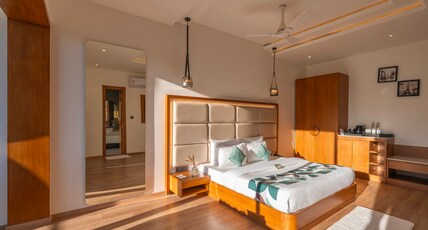 Moustache Select Nainital Room Type - King Room with Bathtub, Balcony and lake View