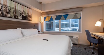 Holiday Inn Express NEW ROCHELLE Room Type - 1 King Standard Mobility Accessible Transfer Shower