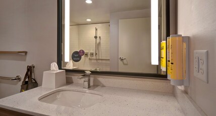 Tru by Hilton Manchester Downtown Room Type - 2 QUEEN ACCESSIBLE TUB