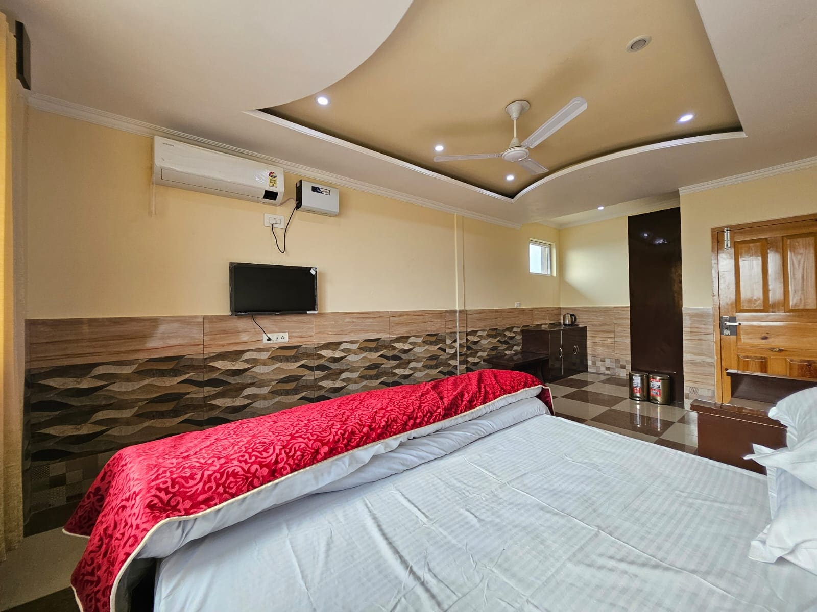 Gee Een Residency - Tap to explore photos