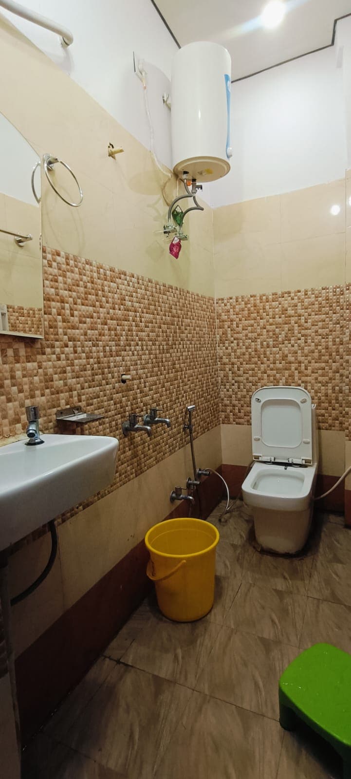 Royal Ayodhya Guest House - Tap to explore photos