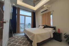 The Hills & Waves Stay