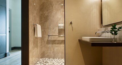 Kimpton Hotel Arras, an IHG Hotel Room Type - 1 King Mobility Accessible Roll in Shower