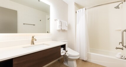 Holiday Inn Express Bellingham, an IHG Hotel Room Type - 1 King Standard Extra Floor Space