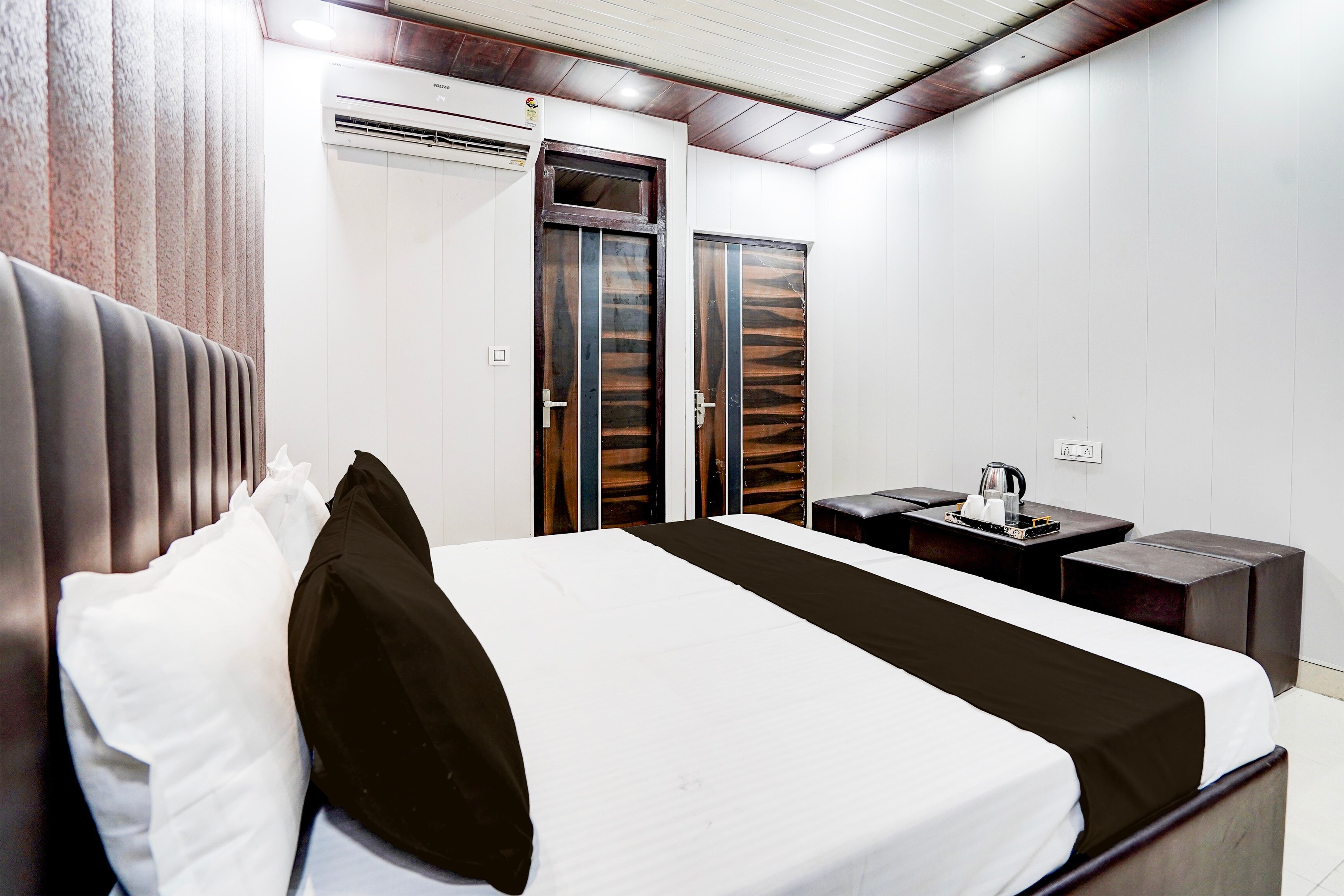 OYO 829220 Hotel Royal Paradise - Tap to explore photos