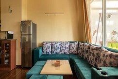 Creekside 4bhk apartment close to the lake by Roamhome