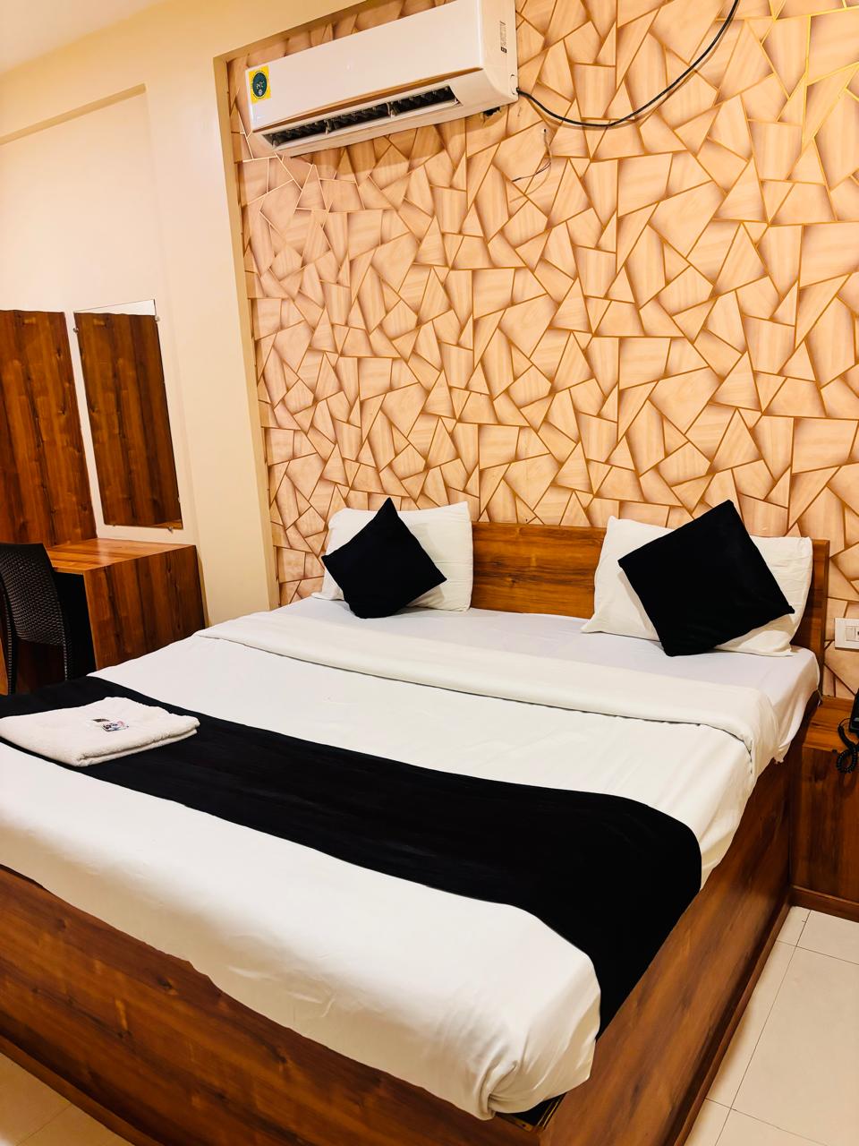 Hotel Neelkanth Inn - Tap to explore photos